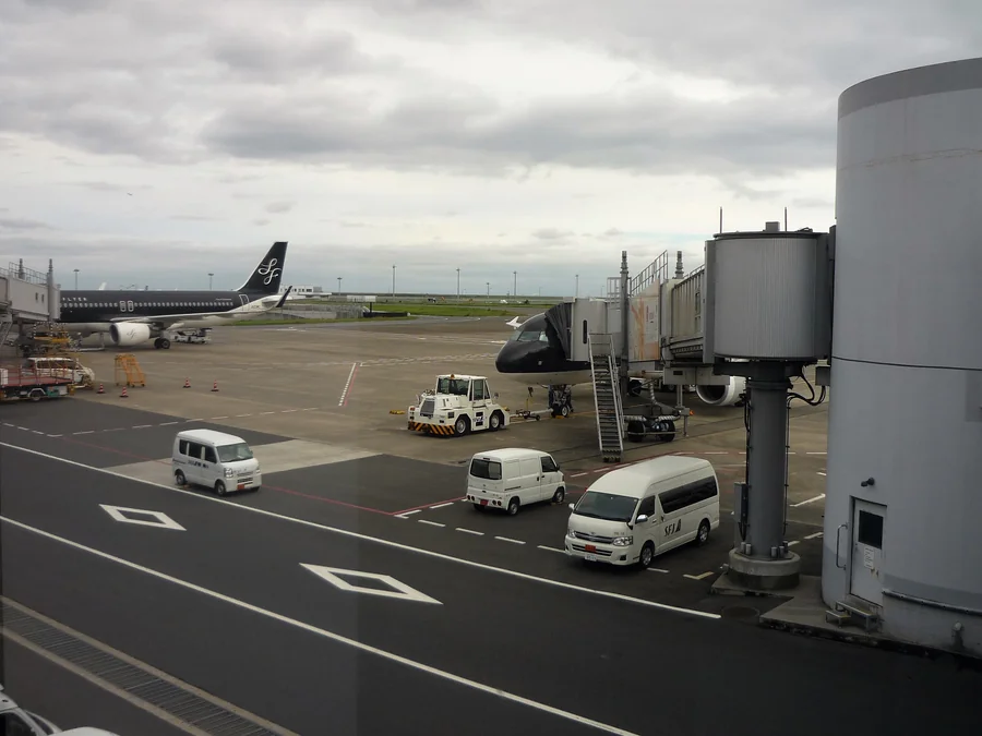 北九州空港の駐機場に並ぶ航空機と搭乗橋