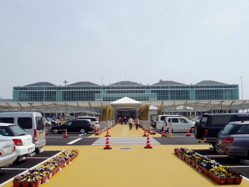 北九州空港のターミナルビルと中央のアプローチ
