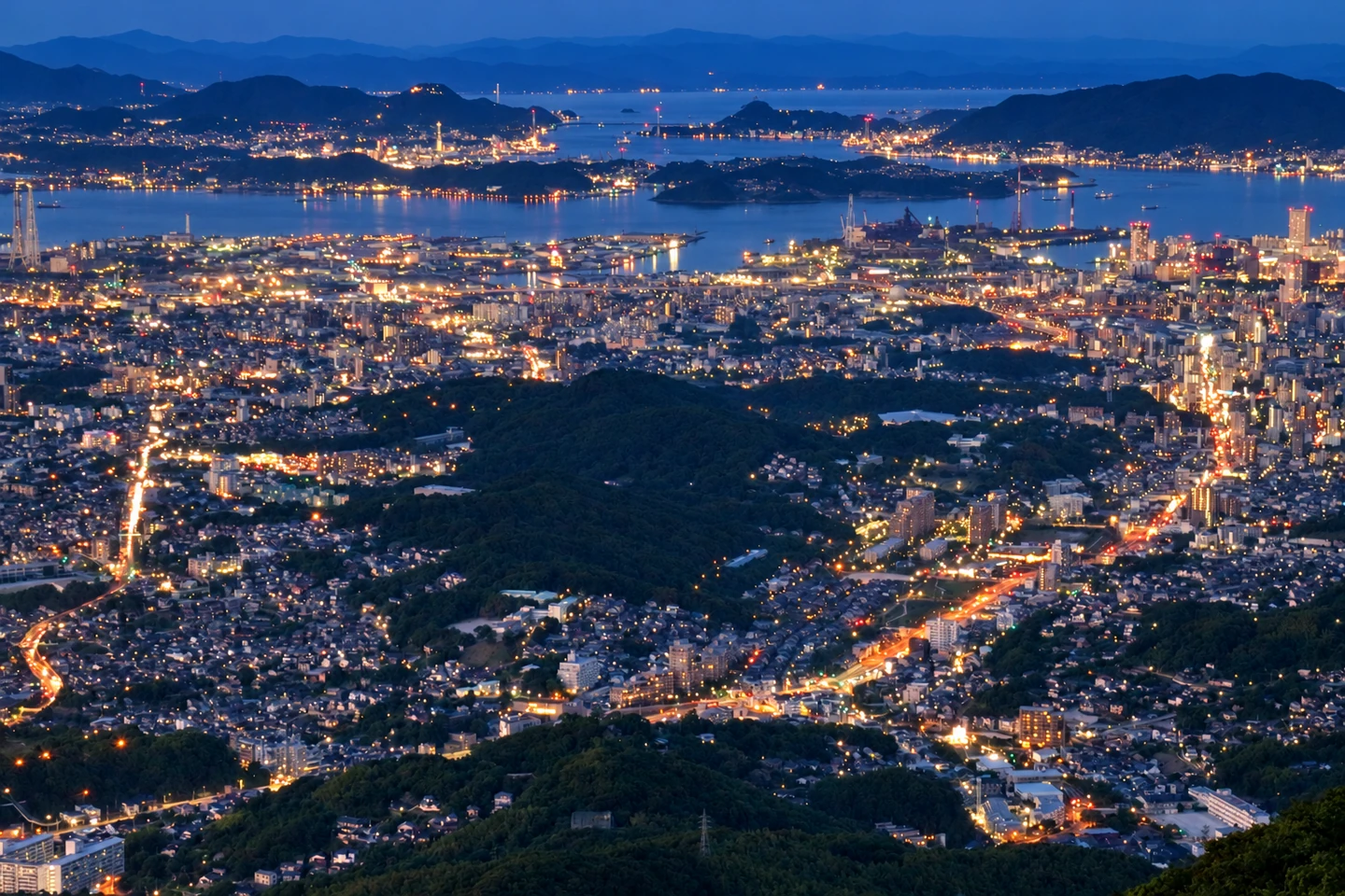 皿倉山から眺める北九州市街と洞海湾、港に広がる夜の灯り