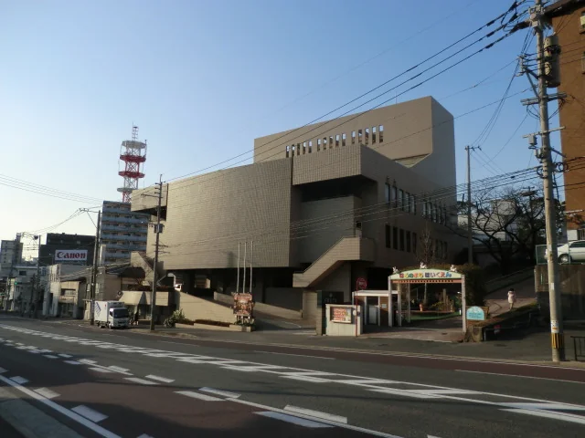 八幡市街地に立つ千草ホテルの外観