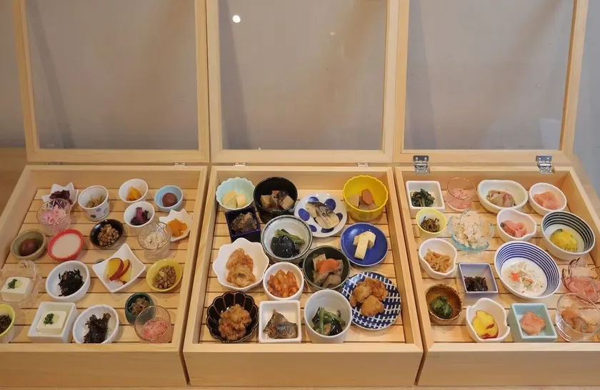 ダイニングカフェチグサの料理の一例。色とりどりの小鉢が並ぶおばんざいブッフェ