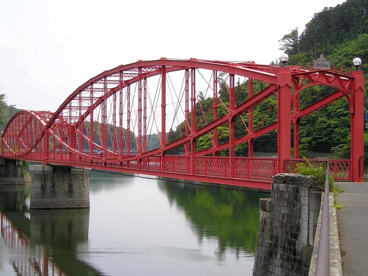 河内貯水池に架かる赤い南河内橋を横から眺めた風景