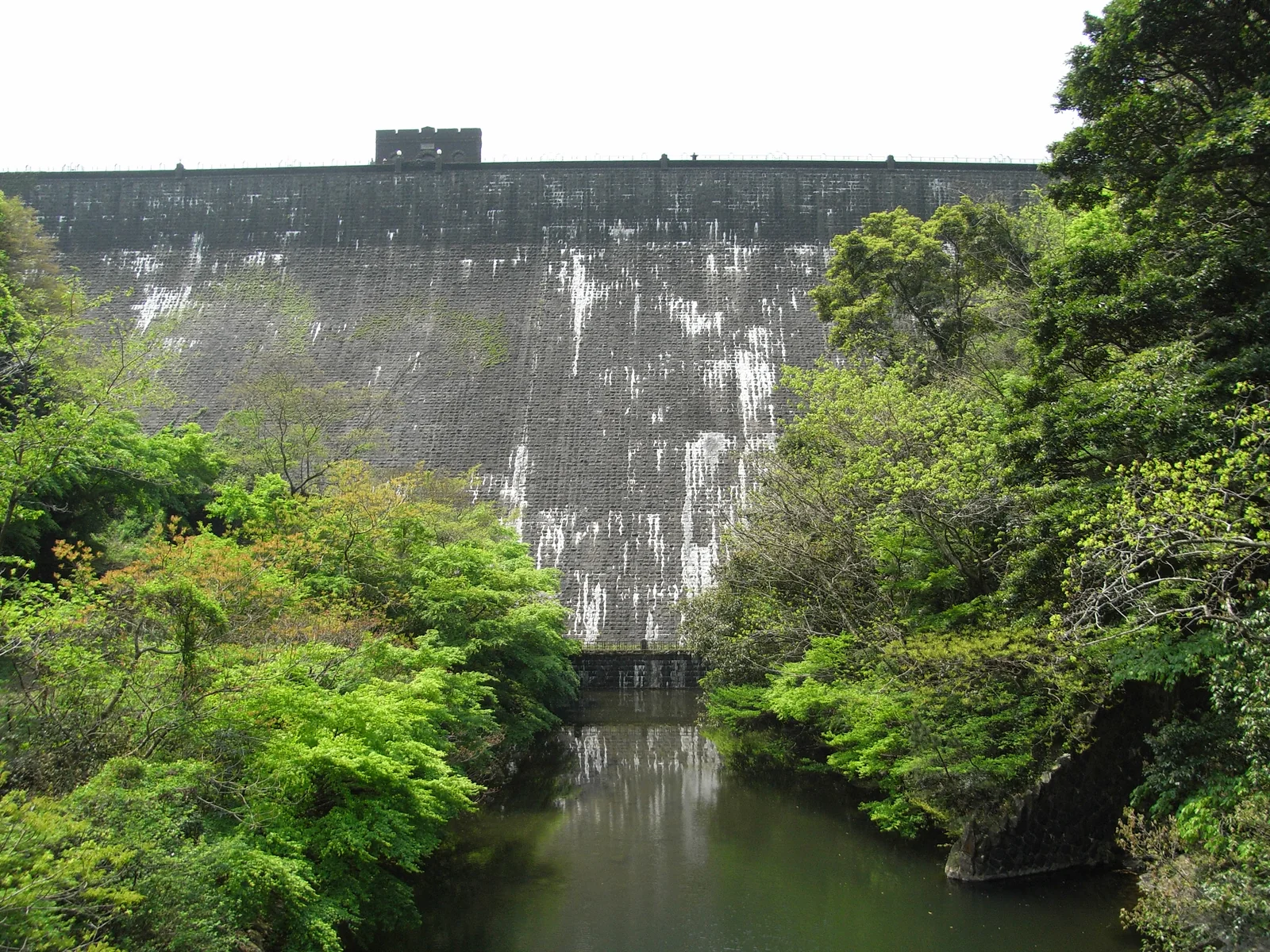 河内貯水池堰堤の表面に規則的に積まれた切石