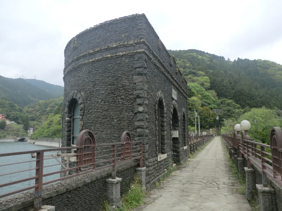 河内貯水池の石張りの取水塔と水辺の道